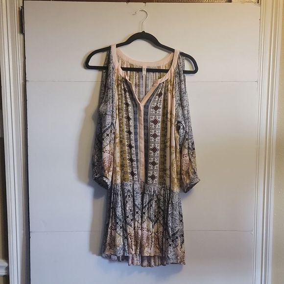 Free People Dresses & Skirts - Free People  Pink print dress S with cut out sleeves. Rayon.